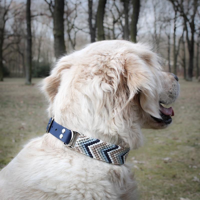 Verleihen Sie Ihrem Hund mit dem handgeknüpften Boho-Halsband „Arrow“ einen einzigartigen Look! Das trendige Chevron-Muster sorgt für Stil und Komfort – ideal für modebewusste Vierbeiner!