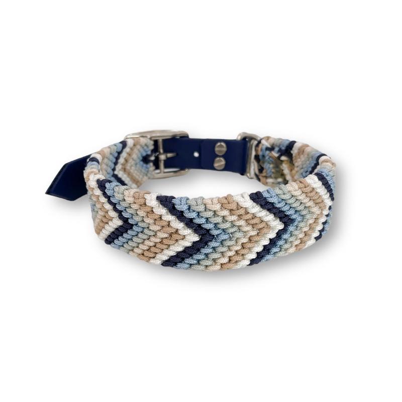 Verleihen Sie Ihrem Hund mit dem handgeknüpften Boho-Halsband „Arrow“ einen einzigartigen Look! Das trendige Chevron-Muster sorgt für Stil und Komfort – ideal für modebewusste Vierbeiner!