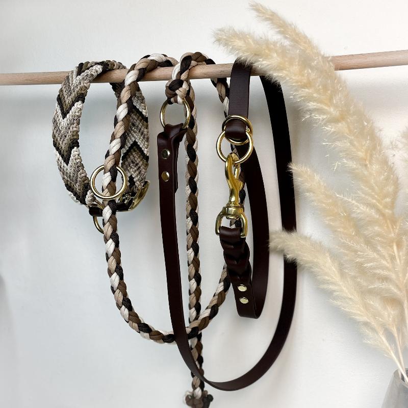 Verleihen Sie Ihrem Hund mit dem handgeknüpften Boho-Halsband „Arrow“ einen einzigartigen Look! Das trendige Chevron-Muster sorgt für Stil und Komfort – ideal für modebewusste Vierbeiner!