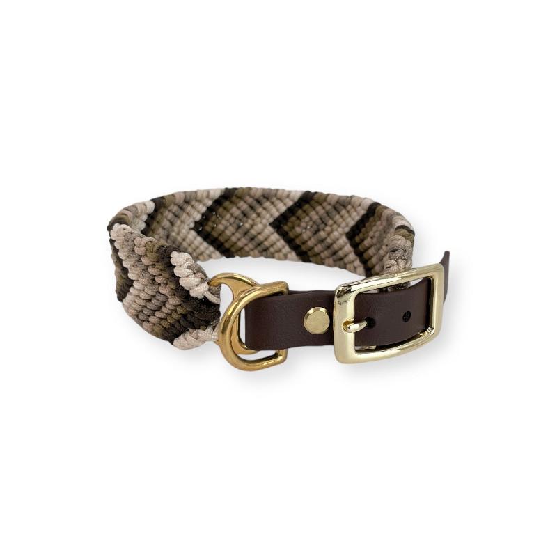 Verleihen Sie Ihrem Hund mit dem handgeknüpften Boho-Halsband „Arrow“ einen einzigartigen Look! Das trendige Chevron-Muster sorgt für Stil und Komfort – ideal für modebewusste Vierbeiner!