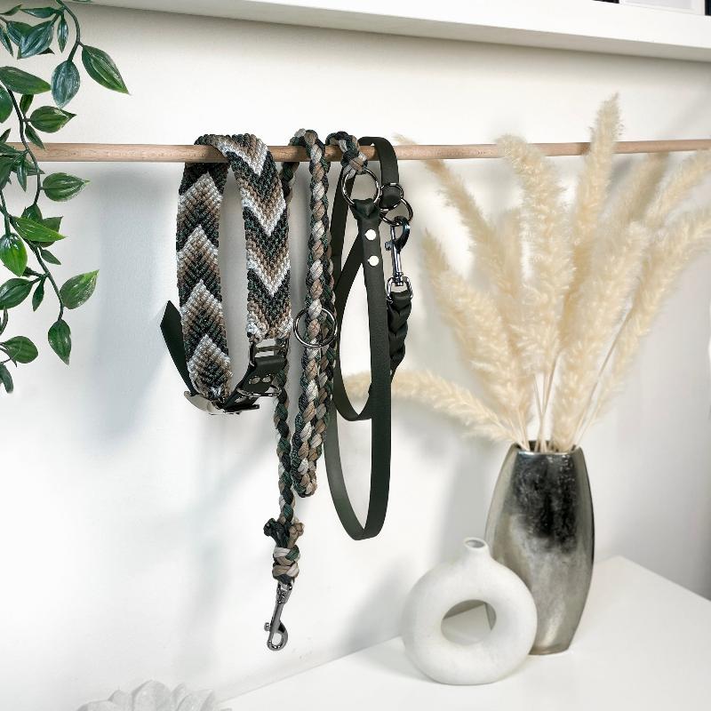 Verleihen Sie Ihrem Hund mit dem handgeknüpften Boho-Halsband „Arrow“ einen einzigartigen Look! Das trendige Chevron-Muster sorgt für Stil und Komfort – ideal für modebewusste Vierbeiner!