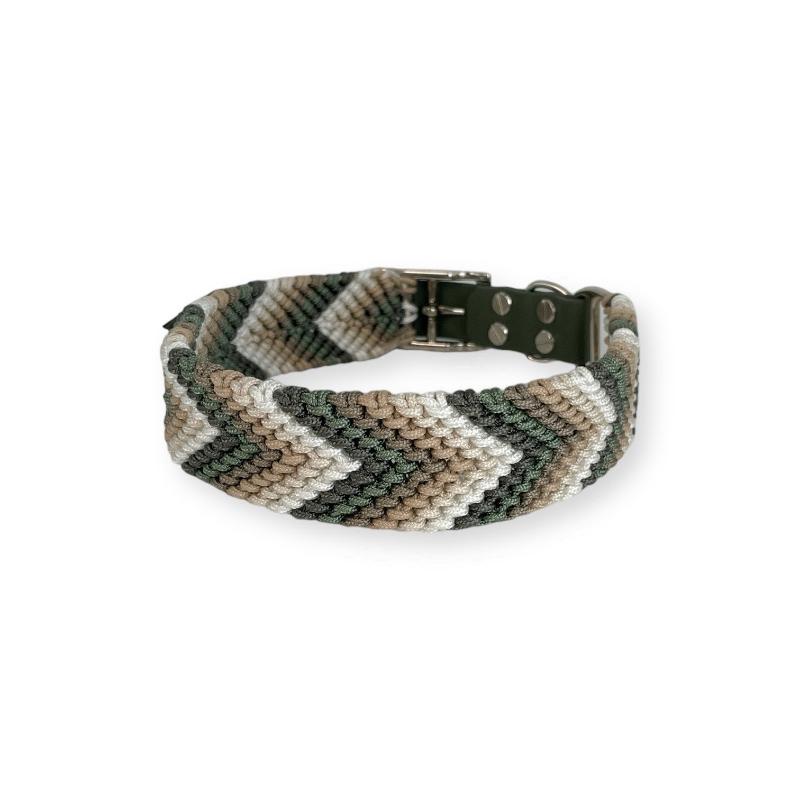 Verleihen Sie Ihrem Hund mit dem handgeknüpften Boho-Halsband „Arrow“ einen einzigartigen Look! Das trendige Chevron-Muster sorgt für Stil und Komfort – ideal für modebewusste Vierbeiner!