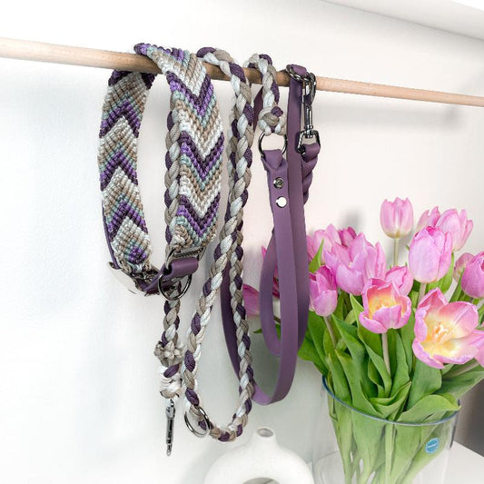 Verleihen Sie Ihrem Hund mit dem handgeknüpften Boho-Halsband „Arrow“ einen einzigartigen Look! Das trendige Chevron-Muster sorgt für Stil und Komfort – ideal für modebewusste Vierbeiner!