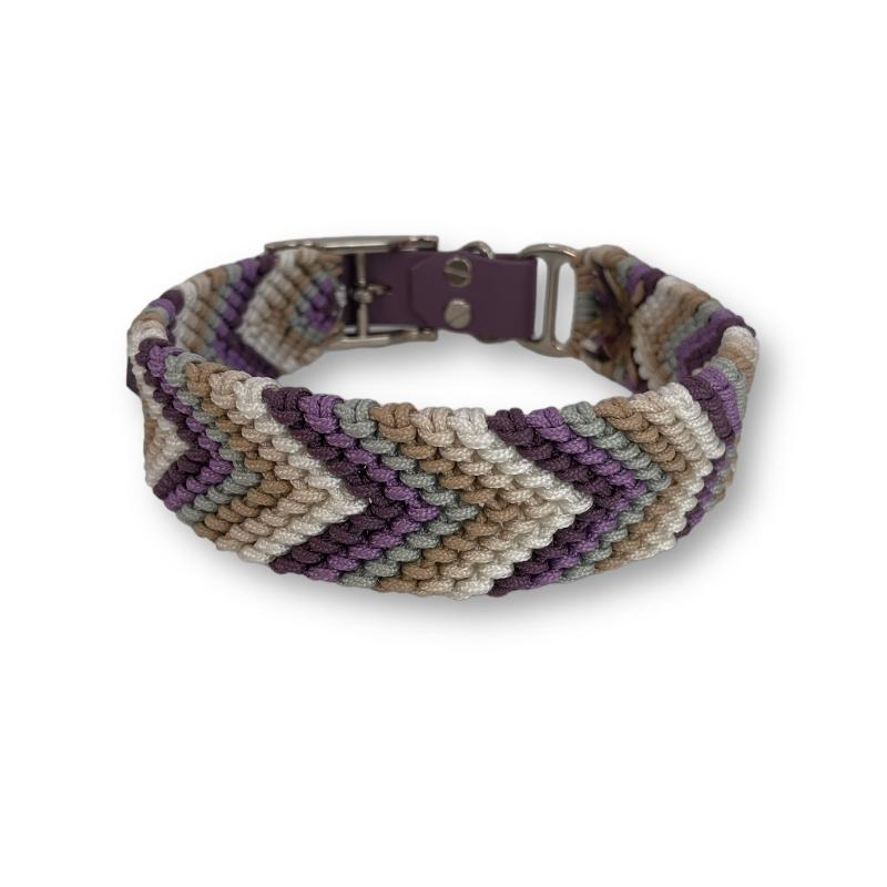 Verleihen Sie Ihrem Hund mit dem handgeknüpften Boho-Halsband „Arrow“ einen einzigartigen Look! Das trendige Chevron-Muster sorgt für Stil und Komfort – ideal für modebewusste Vierbeiner!