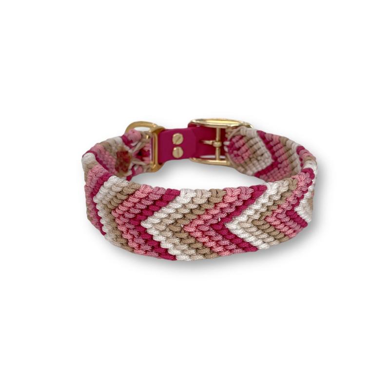 Verleihen Sie Ihrem Hund mit dem handgeknüpften Boho-Halsband „Arrow“ einen einzigartigen Look! Das trendige Chevron-Muster sorgt für Stil und Komfort – ideal für modebewusste Vierbeiner!