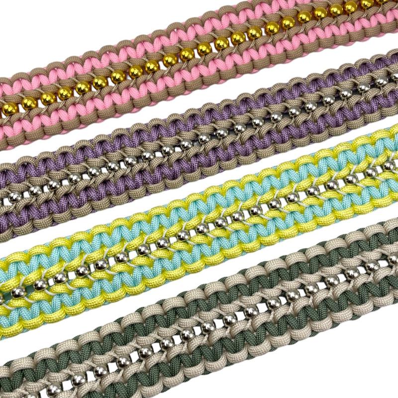 Individuell gestaltbares Halsband aus hochwertigem Paracord für Hunde. Wählen Sie Farben und Beschläge für ein einzigartiges, handgefertigtes Design.