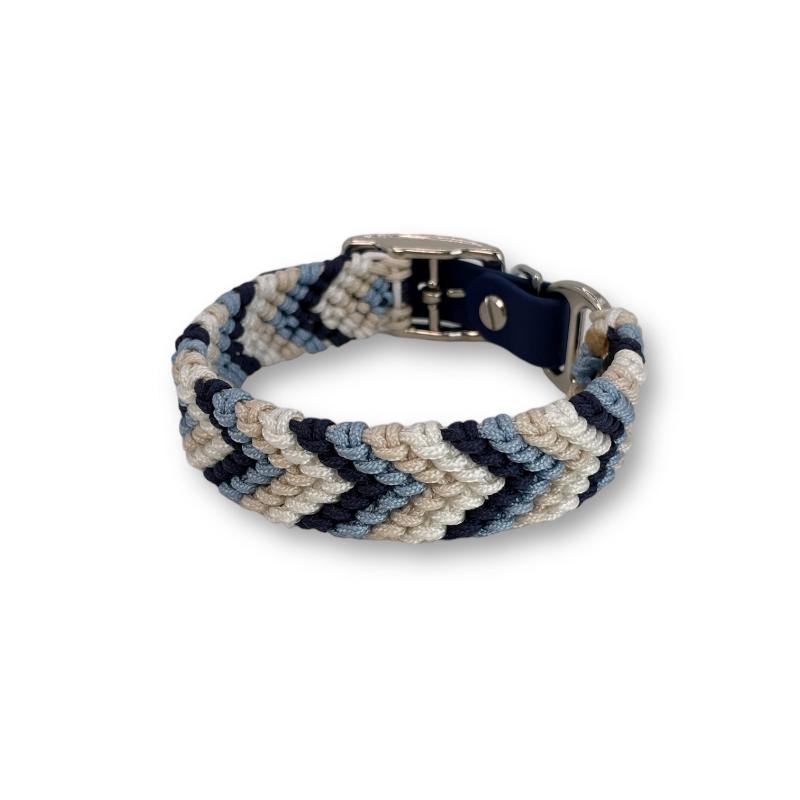 Verleihen Sie Ihrem Hund mit dem handgeknüpften Boho-Halsband „small Arrow“ einen einzigartigen Look! Das trendige Chevron-Muster sorgt für Stil und Komfort – ideal für modebewusste Vierbeiner!