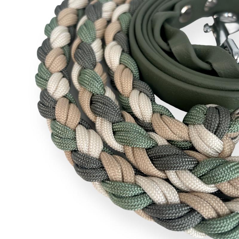 "Entdecken Sie unsere handgefertigte Hundeleine aus hochwertigem Paracord und Biothane. Robust, wasserabweisend und stilvoll – perfekt für aktive Hunde und Outdoor-Abenteuer. Jetzt die ideale Leine für Ihren Vierbeiner finden!"