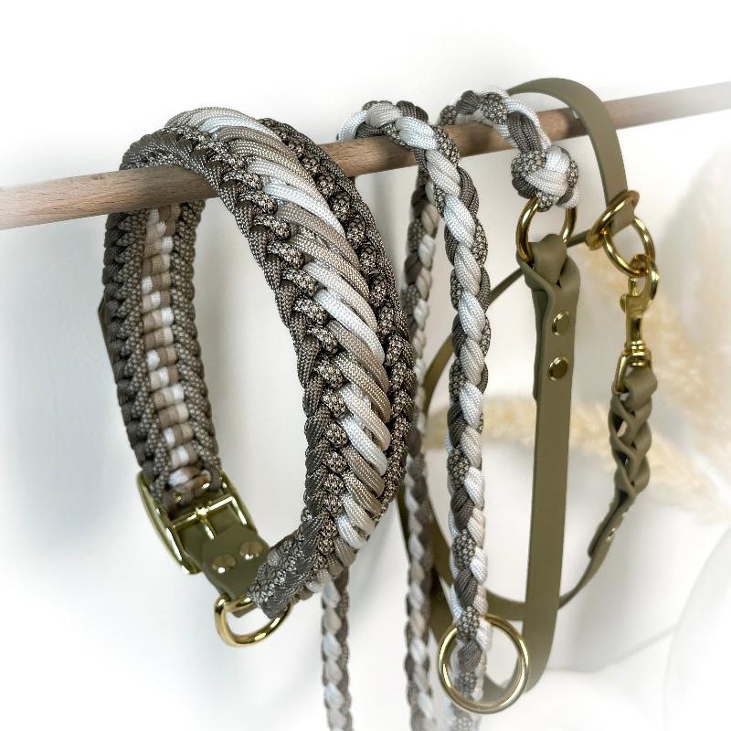 Entdecken Sie hochwertige Paracord Halsbänder und Leinen für Hunde. Robust, stylisch und individuell anpassbar – ideal für Abenteuer mit Ihrem Vierbeiner!