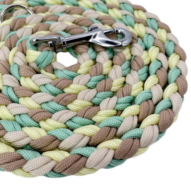 Robuste Hundeleine aus Paracord, ideal für Outdoor-Aktivitäten, mit rutschfestem Griff und verstellbarer Länge für optimalen Komfort und Sicherheit.