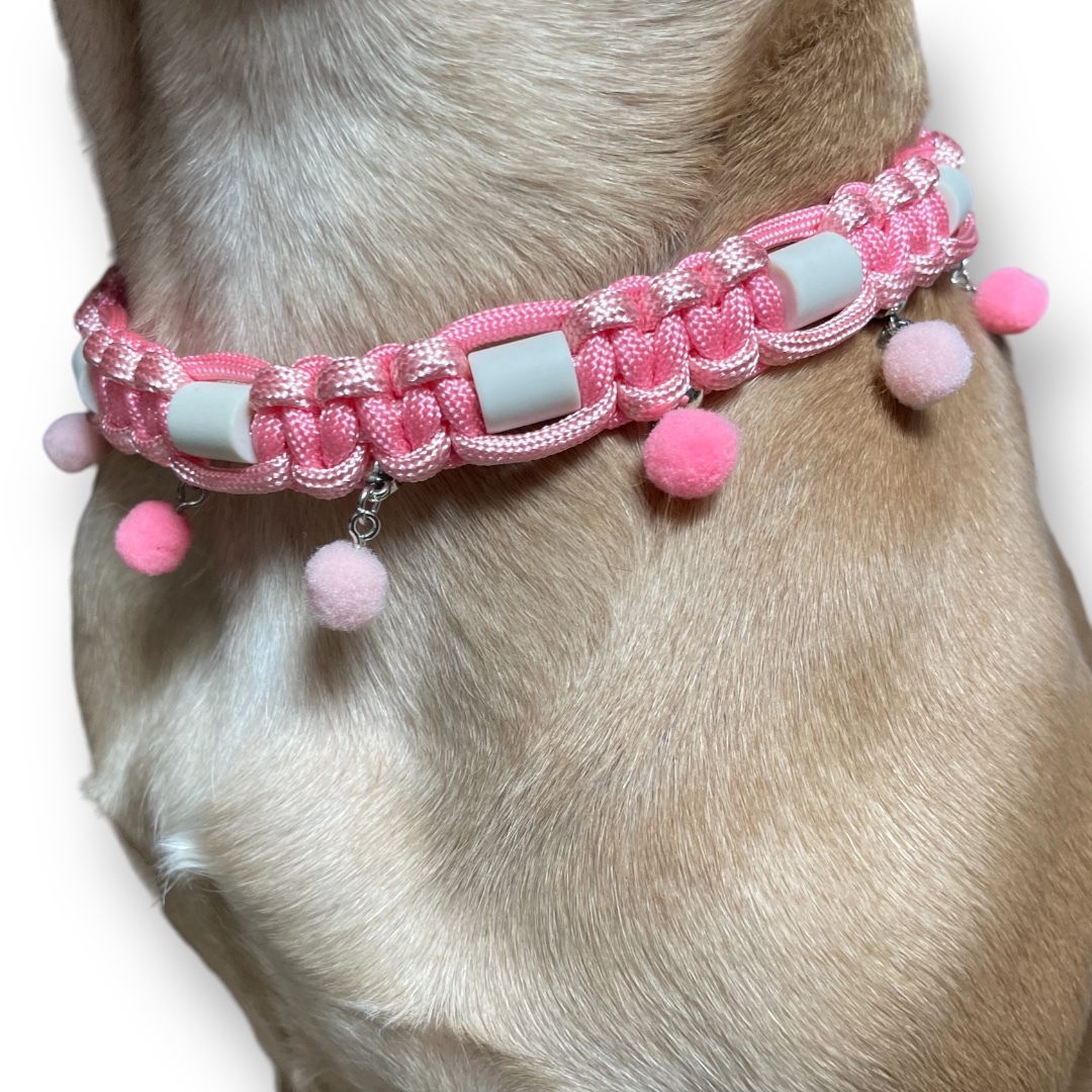 Geflochtenes Zeckenhalsband, Zeckenschutz mit EM Keramik in Rosa mit Bommeln für Hunde im Onlineshop Bellousya